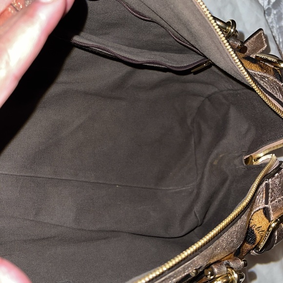 Dolce Cabanna preloved excellent condition bag has a strap leopard print. - Picture 4 of 16